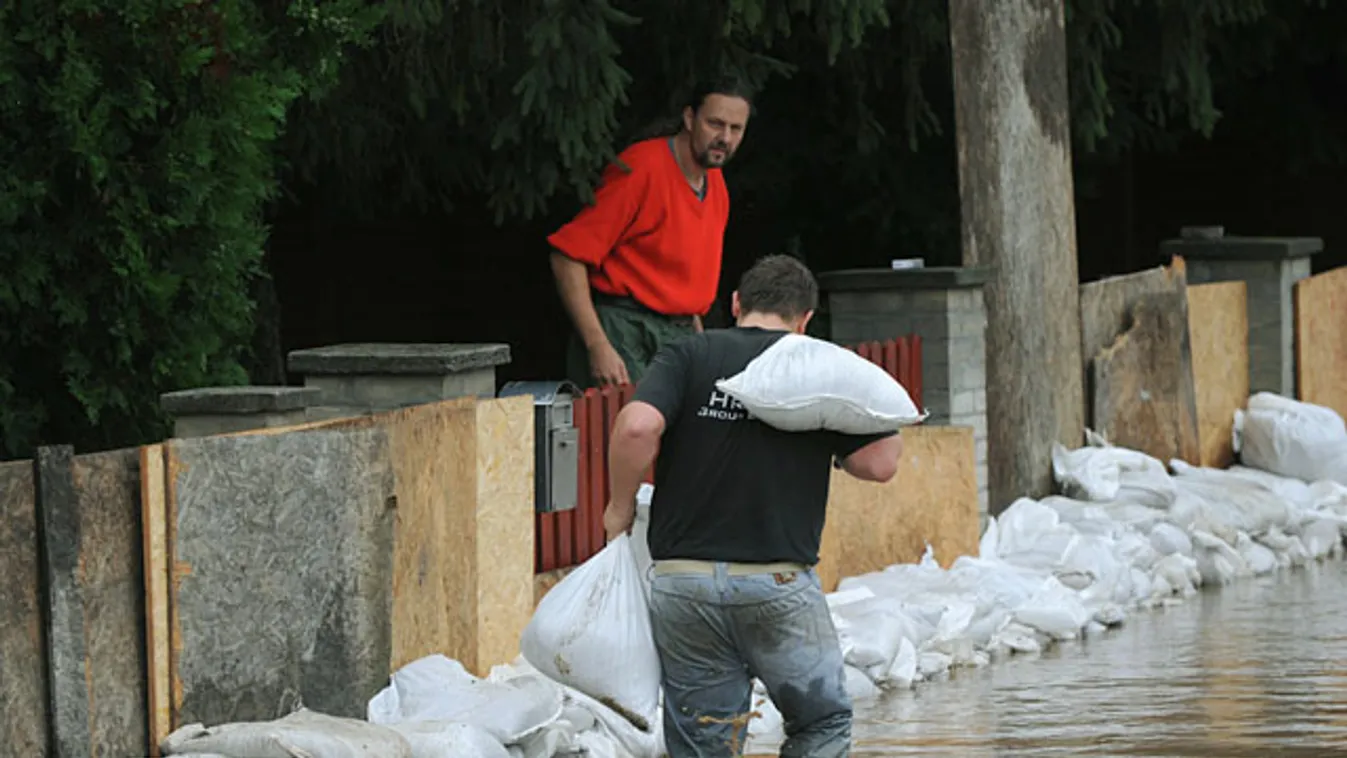 szeptemberi esőzések, Homokzsákokat pakolnak az emberek a Hatvanhoz közeli Heréden, ahol a folyamatos esőzések miatt harmadfokú belvízvédelmi készültséget rendeltek el 