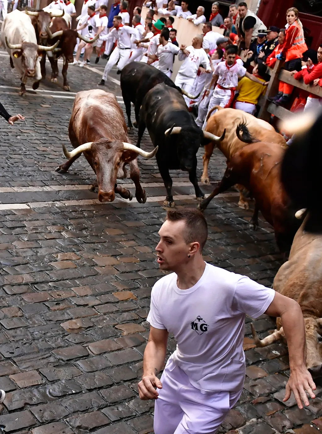Bikafuttatás Pamlona, bika, fiesta, 
San Fermín fesztivál spanyolország, 
  spanyolországi Pamplonában 2022. július 7-én. A város védőszentjének tiszteletére 1591 óta évente megrendezett kilencnapos fiesta egyik fő at 