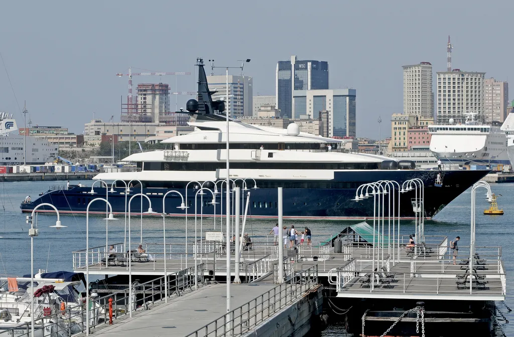 Seven Seas Spielberg Steven Spielberg eladja az álomjachtját 
 Genoa,,Italy,-,July,26,,2012:,Steven,Spielberg,Yacht,,The diesel,charter,fuel,deck,rope,harbor,navigator,cabin,range,touri 