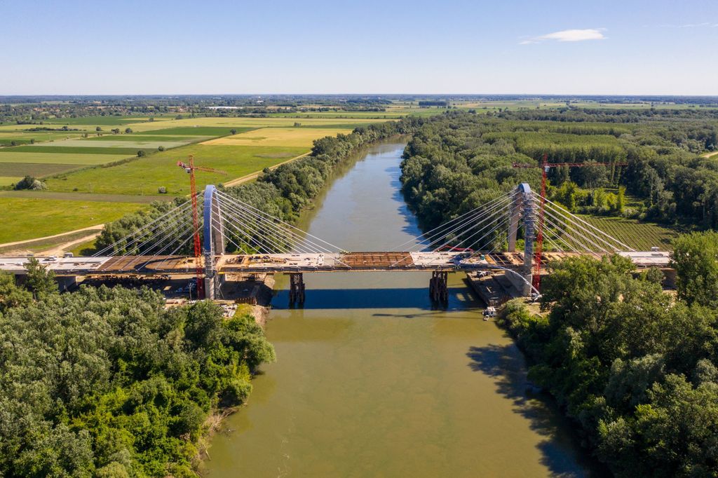 A Tisza-híd ferdekábeleinek befűzése és feszítése után a kábelek korrózióvédelme készül, illetve már a mederhíd pályalemez építése is zajlik az M44-es gyorsforgalmi út Tiszakürt és Lakitelek közötti szakaszán 