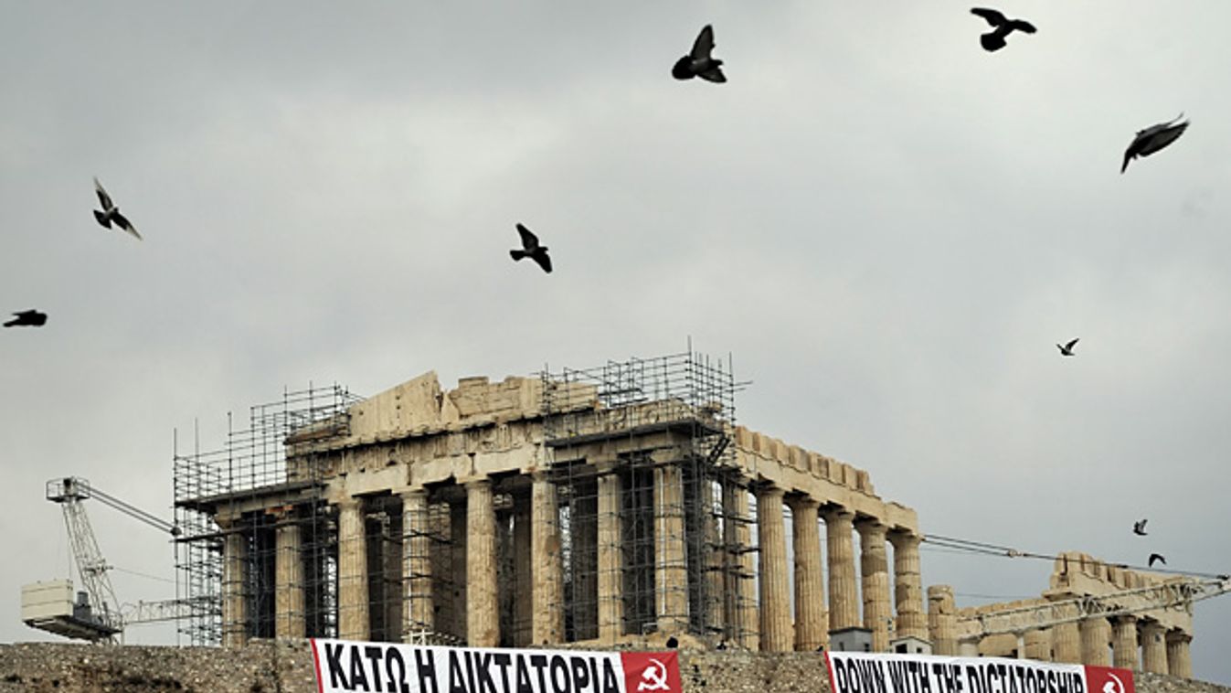 EU ellenes feliratok a Parthenonnál, Görögország, Athén, összecsapások, tüntetések, utcai harc és álltalános sztrájk a gazdasági megszorítások ellen 