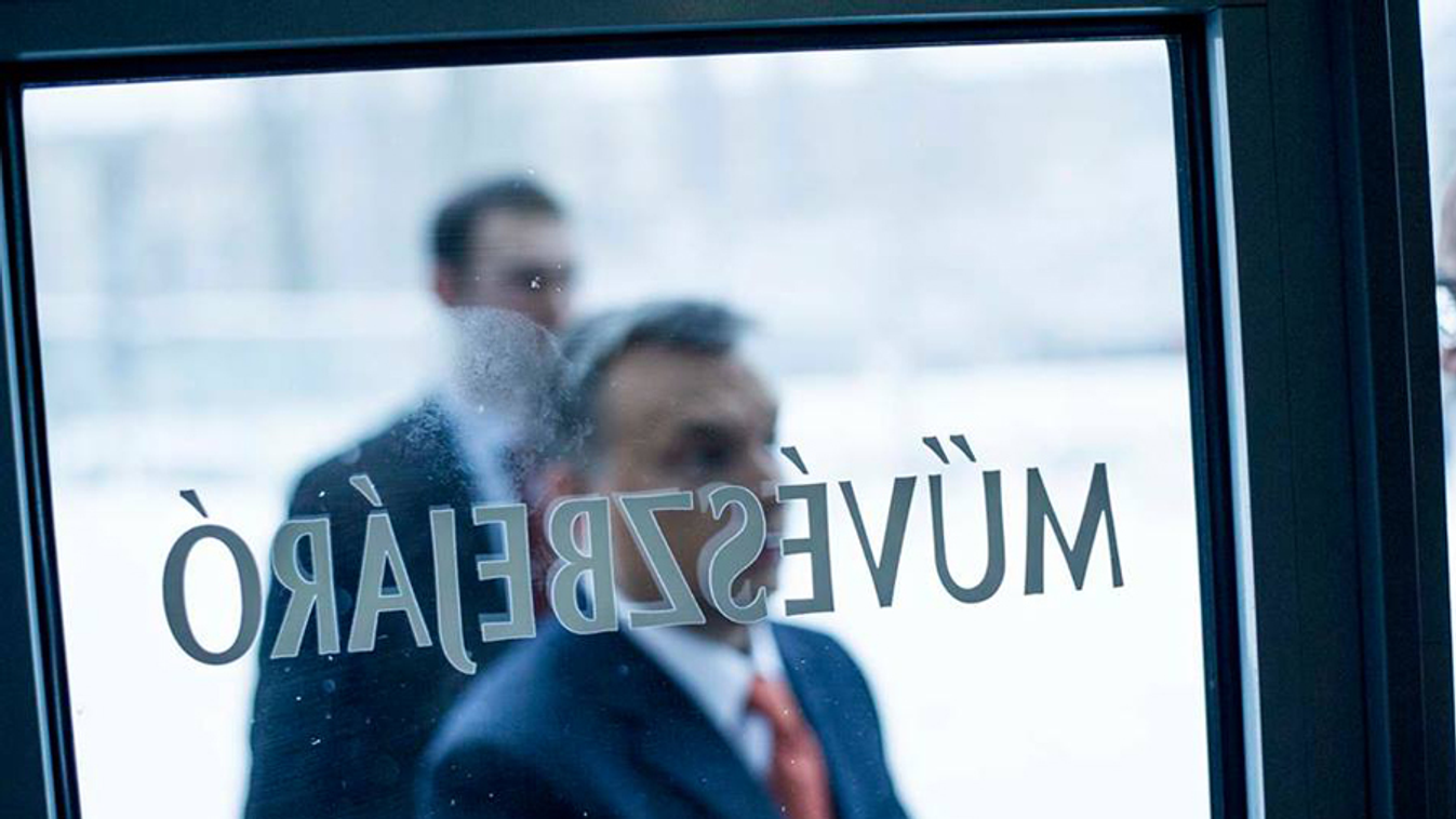 Orbán Viktor megérkezik 