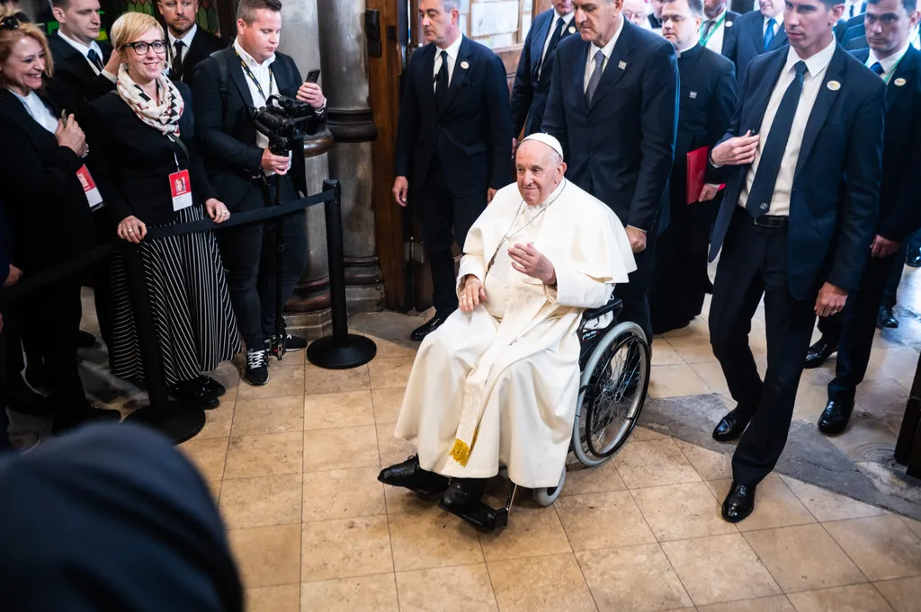 ÚJ NAGY KÉPEK Ferencpápa2023, Ferenc pápa, pápalátogatás, háromnapos apostoli látogatás, Ferenc pápa magyarországi látogatása, Magyarország, péntek, 2023, Árpád-házi Szent Erzsébet-templom, Rózsák tere, 