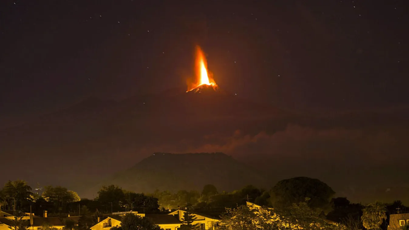Etna, vulkán, vulkánkitörés,  Izzó lávát lövell ki magából az Etna, Európa legnagyobb és legaktívabb vulkánja a szicíliai Catania város közelében 2013. október 26-án. Az Etna kitörése miatt rövid időre lezárták a légteret.