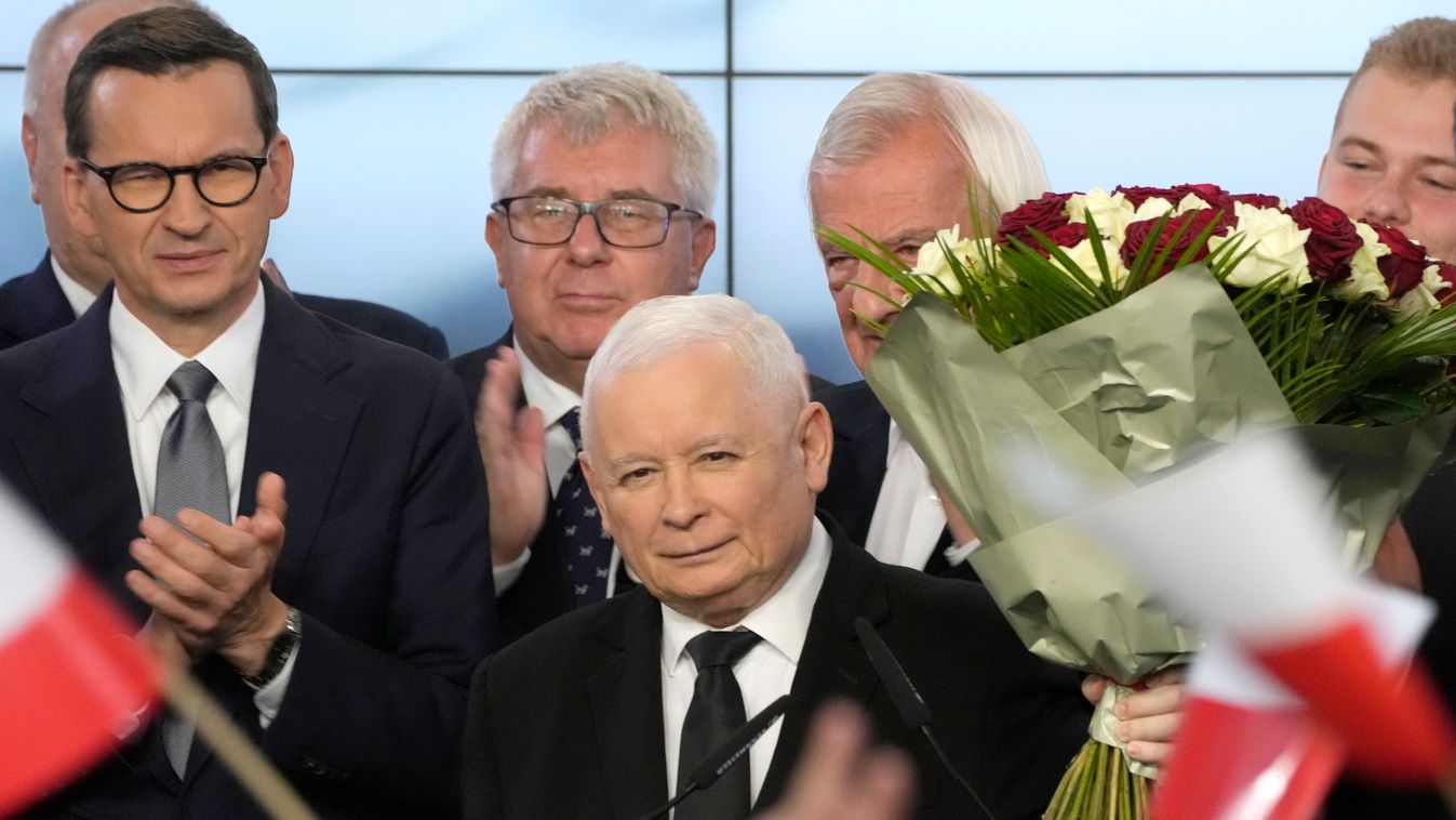 KACZYNSKI, Jaroslaw Varsó, 2023. október 15.
Jaroslaw Kaczynski lengyel miniszterelnök-helyettes, a Jog és Igazságosság Pártjának (PiS) elnöke szól támogatóihoz, a háttérben Mateusz Morawiecki miniszterelnök (b) a lengyel parlamenti választások eredményvá