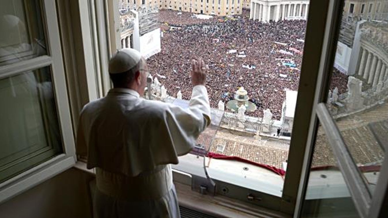 Ferenc pápa első egyházfői úrangyala (Angelus) imádságát mondja el a vatikáni Szent Péter térre néző dolgozószobájának ablakából 2013. március 17-én 