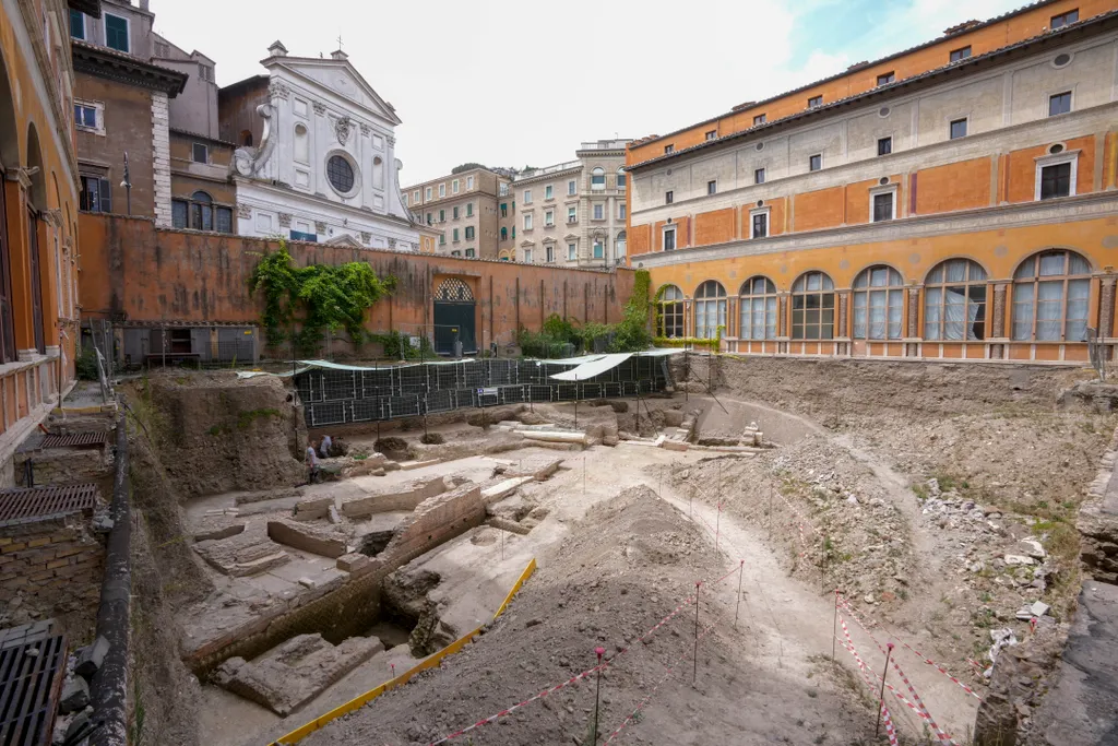 Első századi leletek Néró római császár színházá feltárás
Régészek dolgoznak Néró római császár színházának feltárásán Rómában 2023. július 26-án. Az első században épült színházra az új Four Seasons Hotel építése közben bukkantak. A régészek a tervek sze
