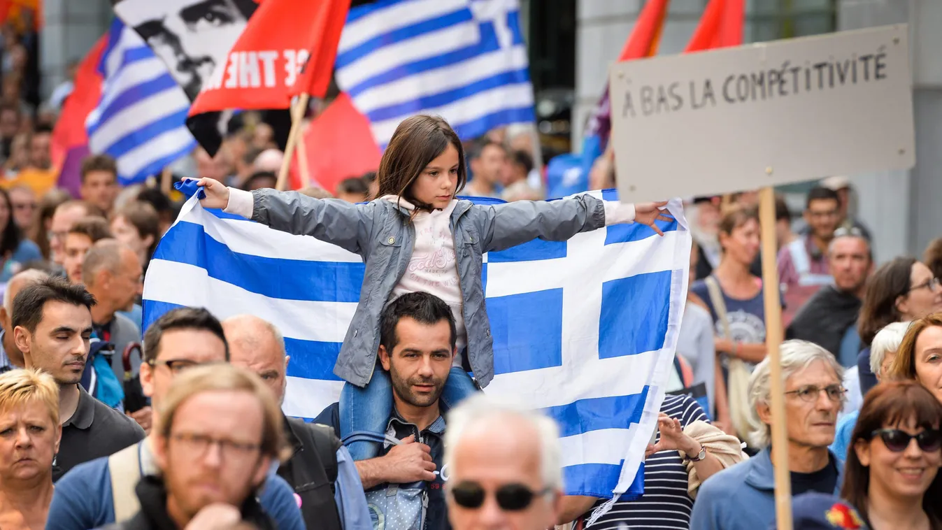 Brüsszel, 2015. június 21.
Görögpárti tüntetők tiltakoznak Brüsszel belvárosában 2015. június 21-én, egy nappal az euróövezeti országok állam-, illetve kormányfőinek a görög adósságválság ügyében Brüsszelbe összehívott rendkívüli tanácskozása előtt. (MTI/