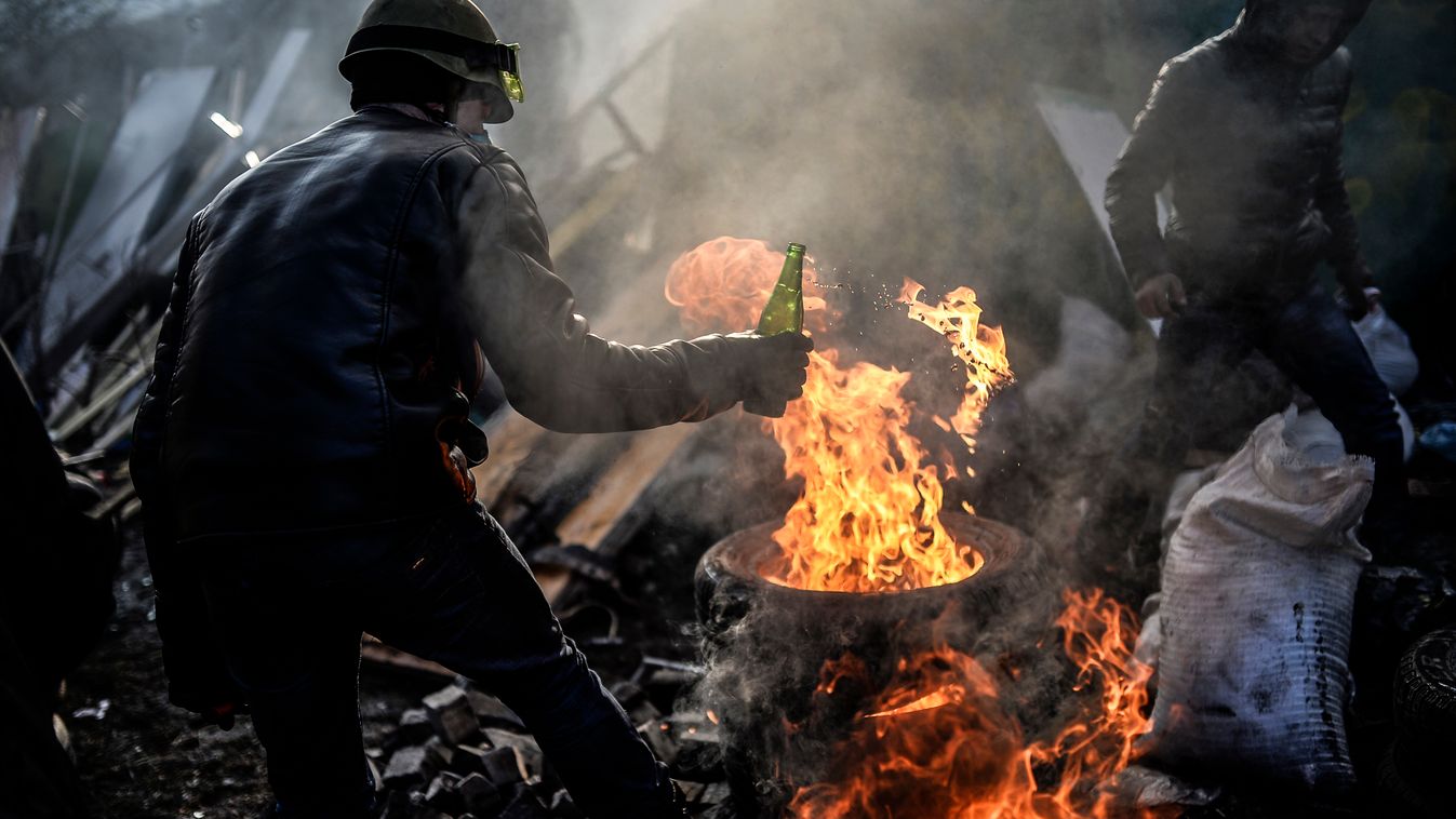 kijev, ukrajna, tüntetés, majdan tér, épülnek a barikádok 