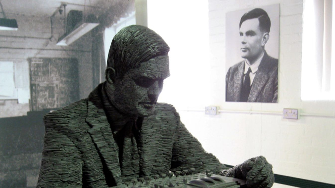 Alan Turing szobra a Bletchley Park-ban, enigma kódtörő gép 