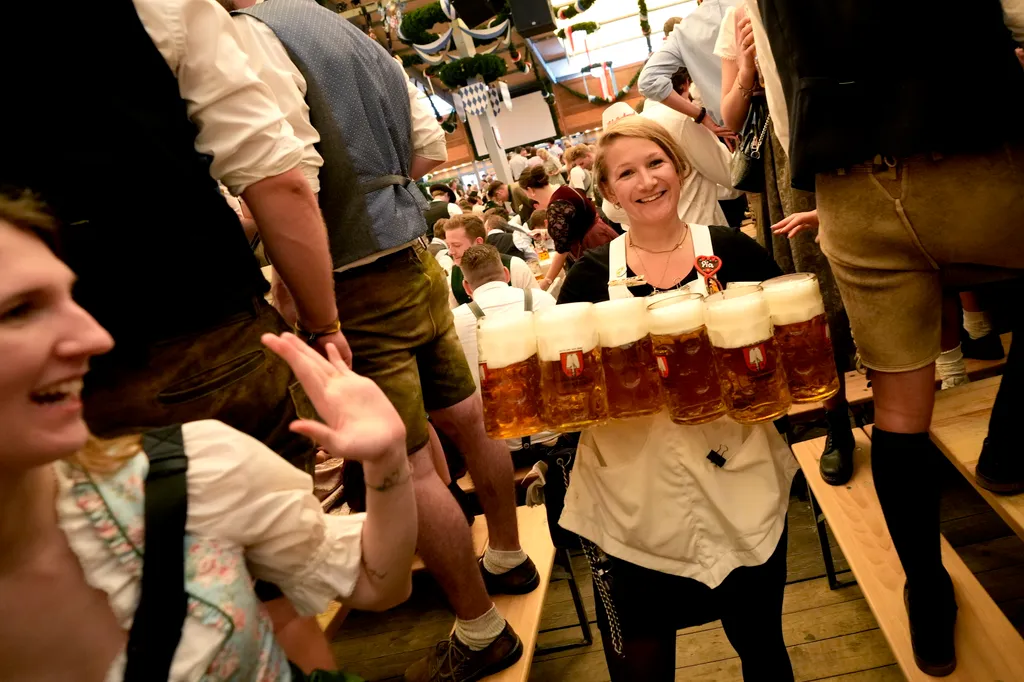 sörünnep Oktobefest sör alkohol München  pincérnő, miután megnyílt az őszi müncheni sörfesztivál, a 188. Oktoberfest 2023. szeptember 16-án. Az október 3-ig tartó Oktoberfest a világ legnagyobb sörünnepe.
MTI/AP/Matthias Schrader 