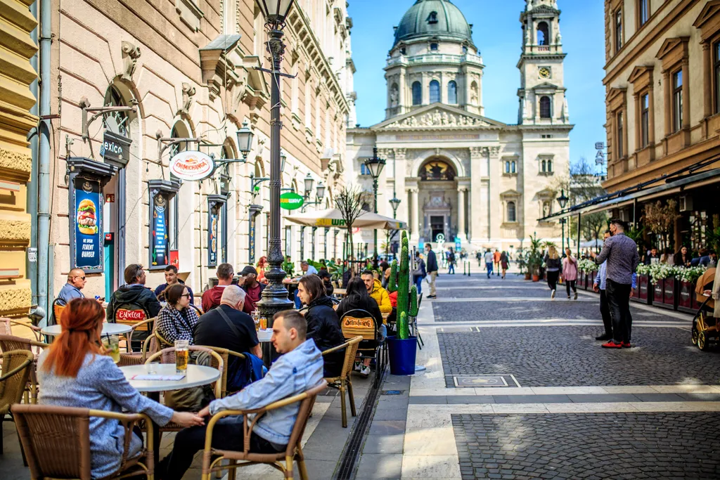 koronavírus, terasz, nyitás, étterem, vendéglátás, tavasz, emberek, vendégek, korlátozás 