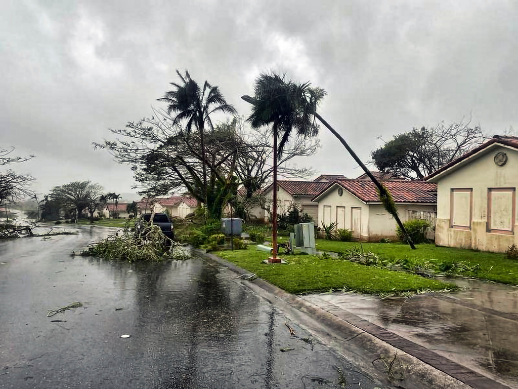 tájfun Tumon öböl Egyesült Államok Guam
A parti őrség által közreadott kép megtépázott fákról Yigóban 2023. május 25-én, miután a Mawar tájfun lecsapott az Egyesült Államokhoz tartozó Guam szigetére. A tájfun áramkimaradást okozott, autókat fordított fel,
