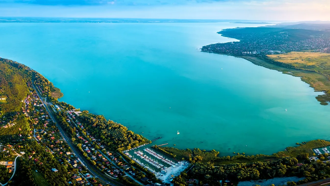 Balatonfuzfo,,Hungary,-,Panoramic,Aerial,Skyline,View,Of,The,Fuzfoi-obol 