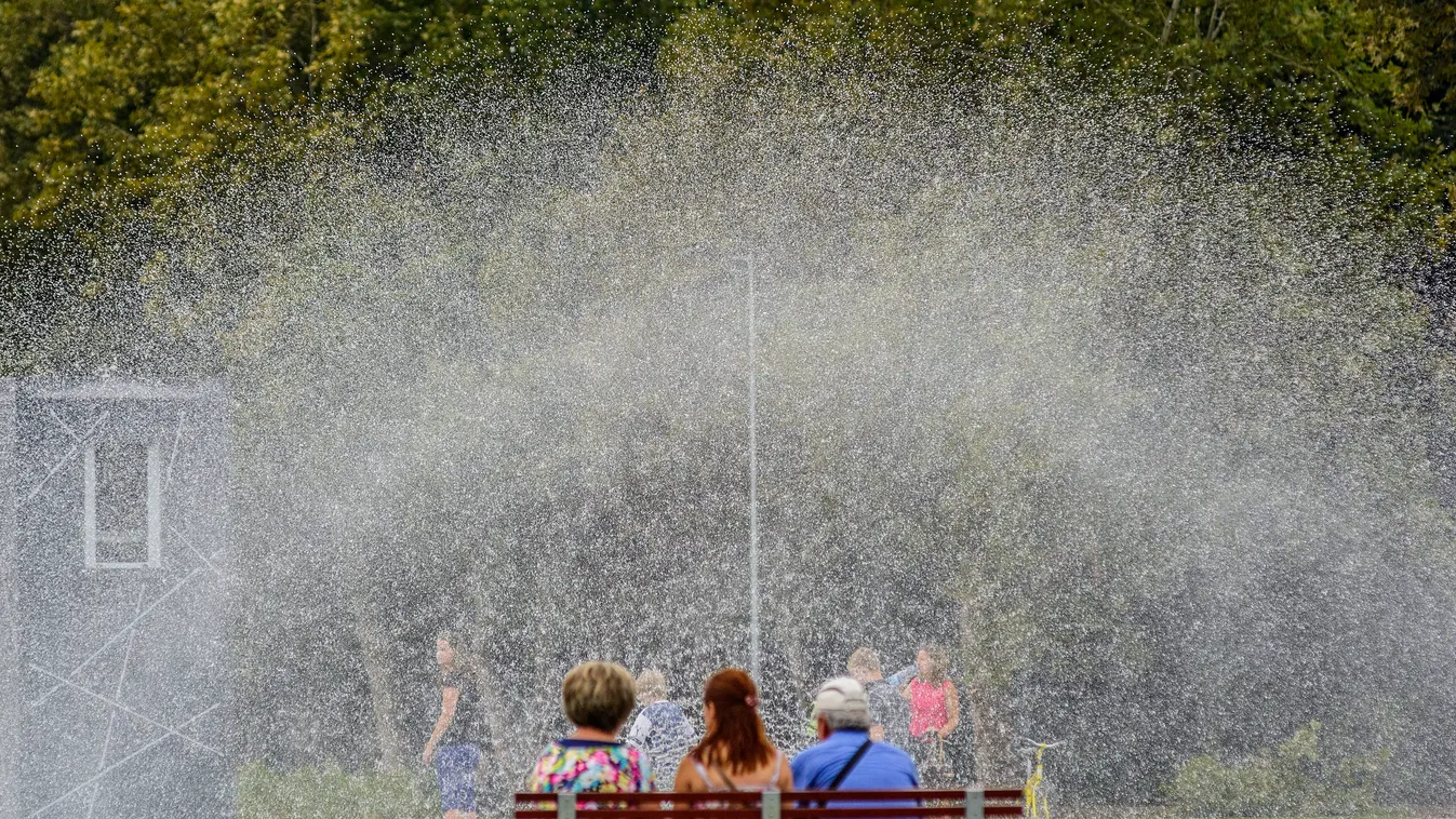 hőség KÖZTERÜLET pad szökőkút vízcsepp vízsugár Debrecen, 2014. augusztus 13.
Hűsölők egy szökőkútnál a debreceni Vigadó téren 2014. augusztus 13-án.
MTI Fotó: Czeglédi Zsolt 