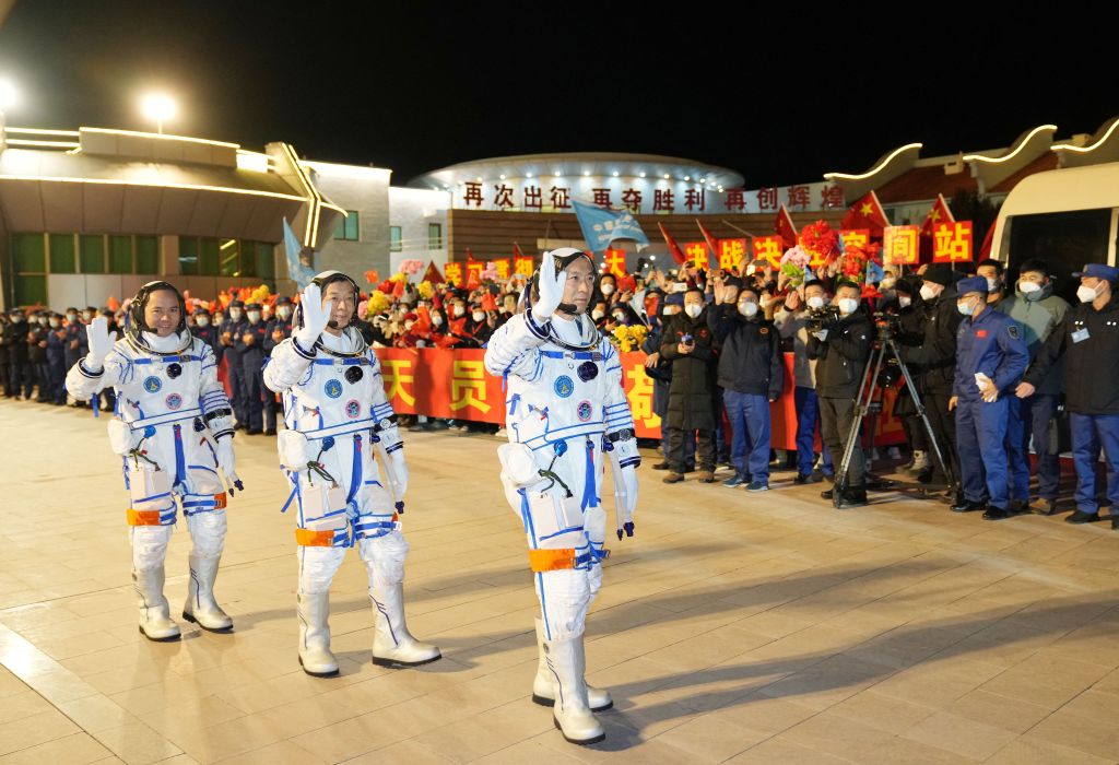 CHINA-JIUQUAN-SHENZHOU-15-ASTRONAUTS-SEE-OFF CEREMONY (CN) cn jt Horizontal Shenzhou 15, Sencsou-15 űrhajó, 