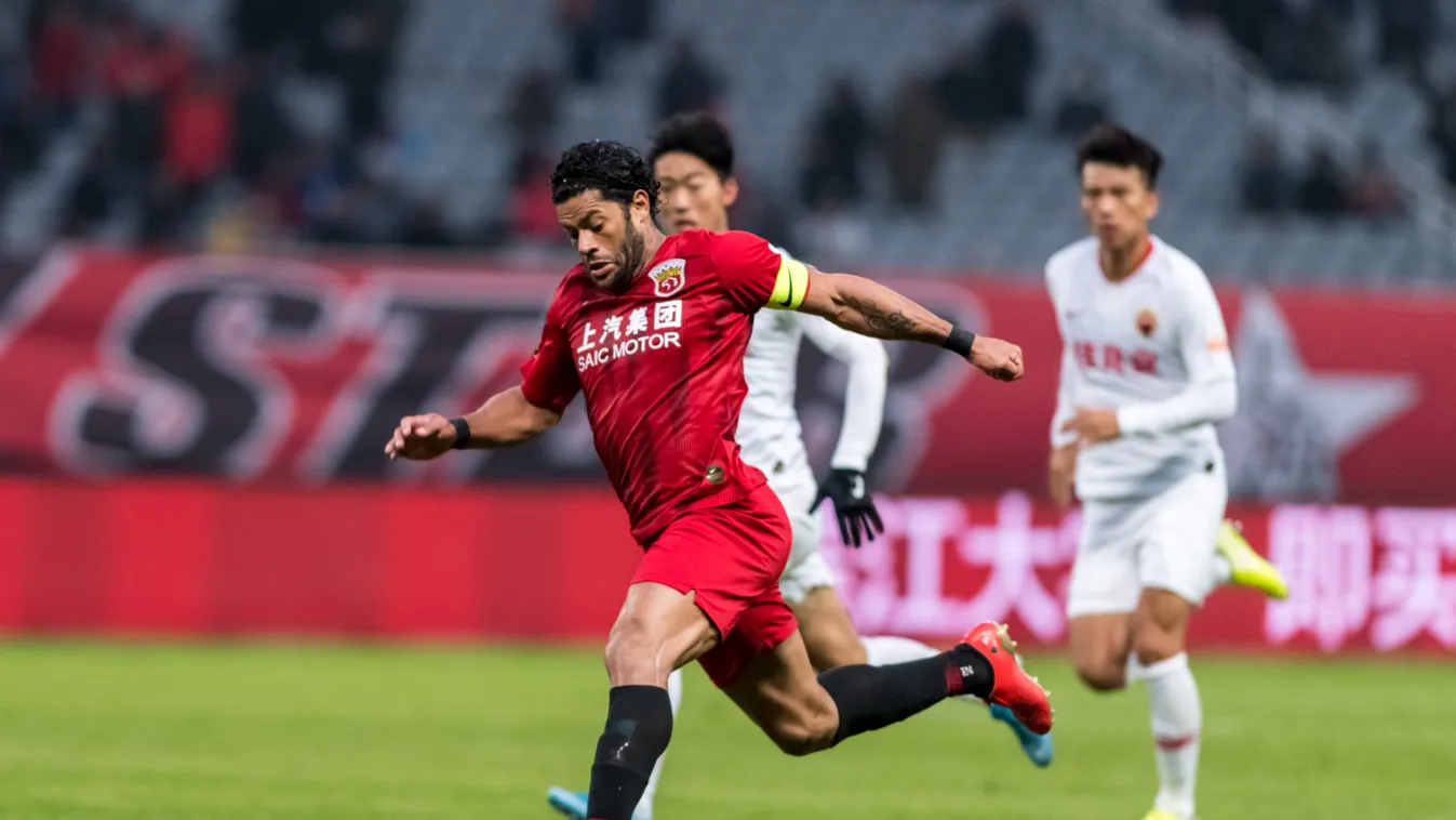 Shanghai SIPG slashes Shenzhen F.C. at 30th round match of CSL 2019 China Chinese CSL football league soccer super, Hulk 