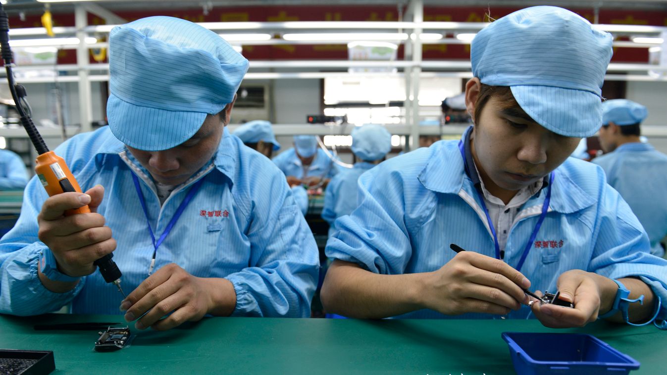 Donald Trump gazdaságpolitika Apple üzem Kina Horizontal TO GO WITH China-US-IT-Internet-lifestyle-Apple,FOCUS by Tom Hancock
This picture taken on April 22, 2015 shows Chinese workers assembling a cheaper local alternative to the Apple Watch in a factory