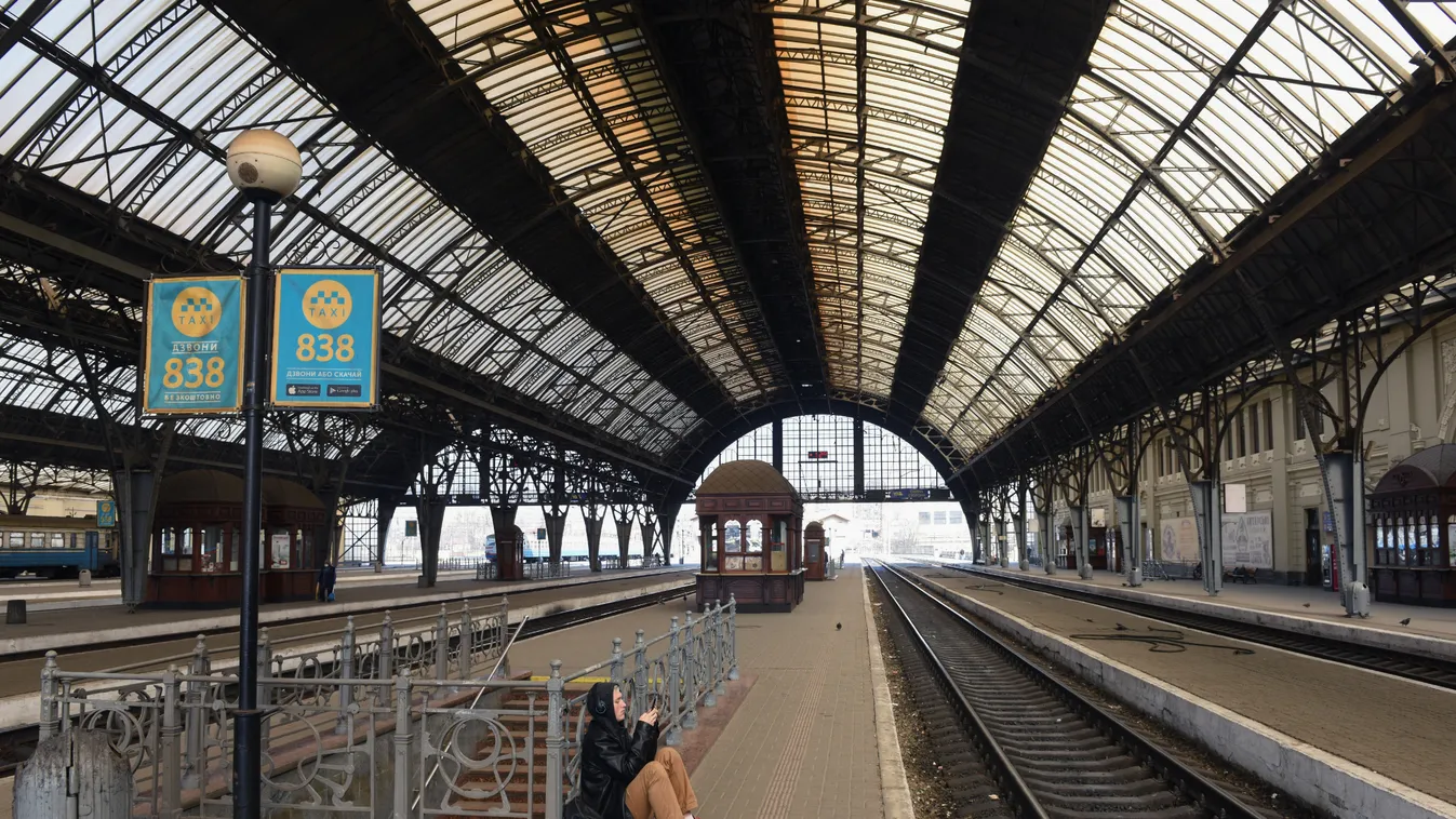Koronavírus ukrajnában, vírus, állomás, vasútállomás, vonat, tömegközlekedés, üres, kihalt, Lviv, Ukrajna 