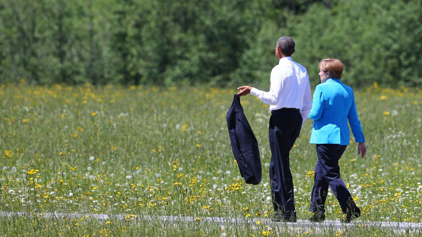 MERKEL, Angela; OBAMA, Barack Elmau, 2015. június 7. 
Angela Merkel német kancellár és Barack Obama amerikai elnök sétál a világ hét legfejlettebb ipari országát tömörítő G7-csoport kétnapos csúcstalálkozójának otthont adó Elmau kastélyszálló  udvarán 201