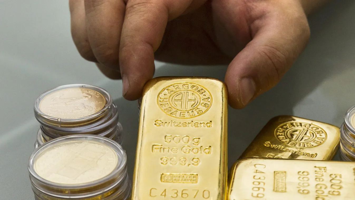 500 g 999,9 arany aranyérme aranytömb ARGOR-HERAEUS Fine Gold kéz Switzerland TESTRÉSZ Budapest, 2013. augusztus 14.
Aranytömbök a Magyar Aranypiac Kft. épületében, a főváros XIX. kerületében, a Török utcában 2013. augusztus 14-én.
MTI Fotó: Szigetváry Zs