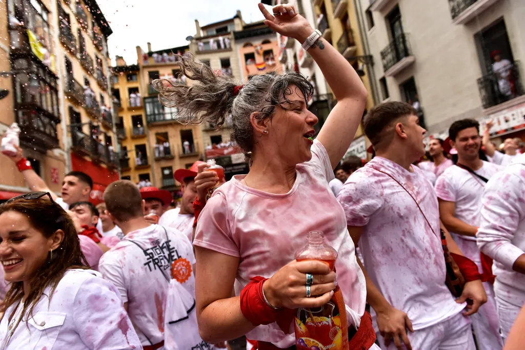 Bikafuttatás Pamlona, bika, fiesta, 
San Fermín fesztivál spanyolország, 
 spanyolországi Pamplonában 2022. július 6-án. A város védőszentjének tiszteletére 1591 óta évente megrendezett kilencnapos fiesta egyik fő attr 