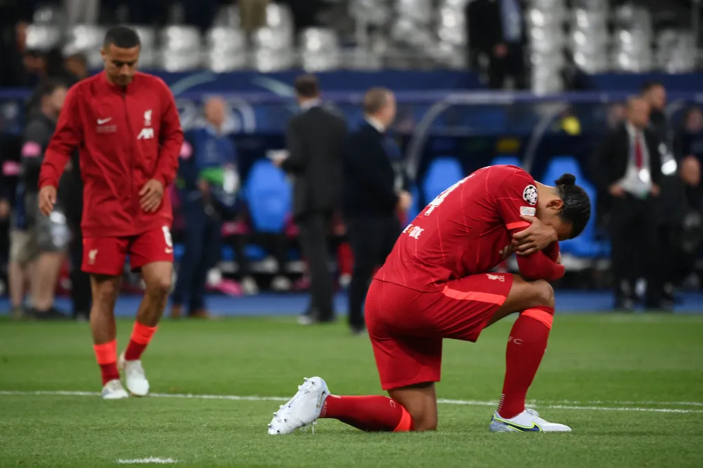 Magába roskadó, szomorú Liverpool-játékosok a párizsi éjszakában 