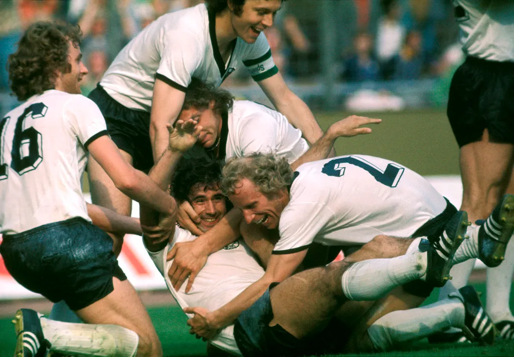 Gerd Müller, egykori világ- és Európa bajnok német válogatott labdarúgó, akit minden idők egyik legjobb támadójának tartanak. 
 Football legend Gerd MUELLER died at the age of 75. current sport soccer world championship 1974 Horizontal WORLD CHAMPION WORL