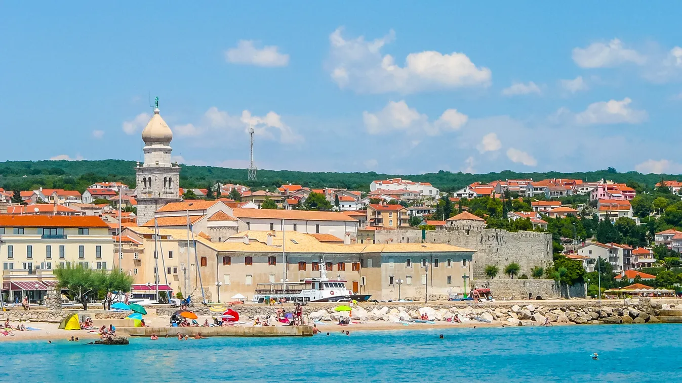 Krk város tengerpart strand nyár 