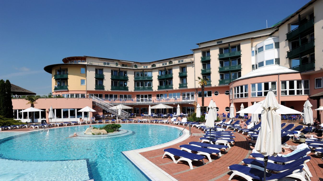 szálloda forgalom hotel szállás úszómedence Hévízgyörk Rogner Hotel & Spa Lotus Therme szállodakomplexum fürdő medence 