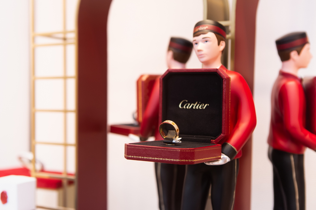 9. Cartier Ezek a világ legértékesebb ékszermárkái Moscow,,Russia,-,December,,2018:,Fashion,Week,Cartier,Shopping.,Christmas trend,boxing day,buy,bag,fw19,holiday decoration,christmas store 