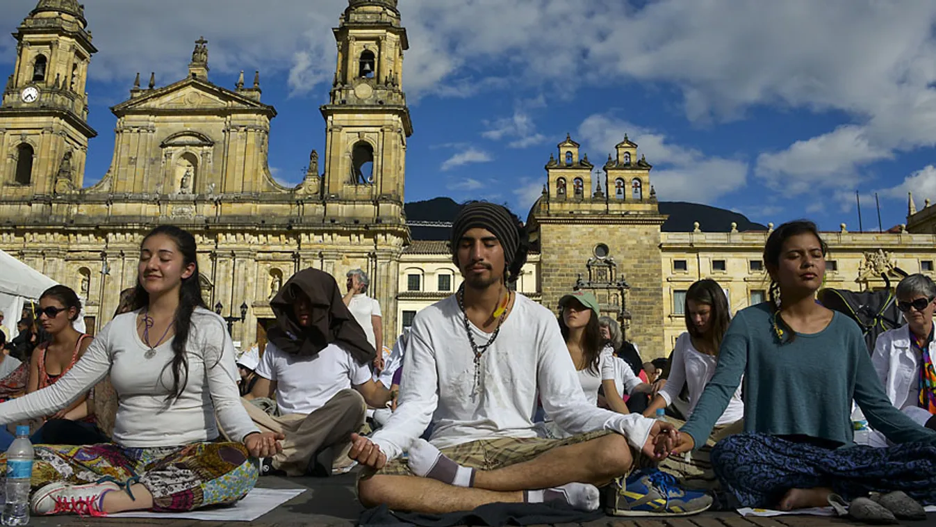 Matthieu Ricard-ról szóló cikkhez, Meditáció a békéért a Bolivar téren, Bogotában, 2013. szeptember 28-án