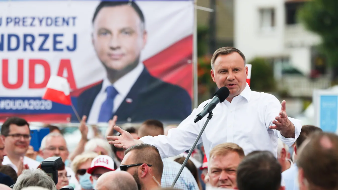 DUDA, Andrzej Serock, 2020. június 22.
Andrzej Duda lengyel államfő, a kormányzó Jog és Igazságosság (PiS) jelöltje Serockban kampányol 2020. június 22-én, hat nappal a lengyel elnökválasztás első fordulója előtt.
MTI/AP/Czarek Sokolowski 
