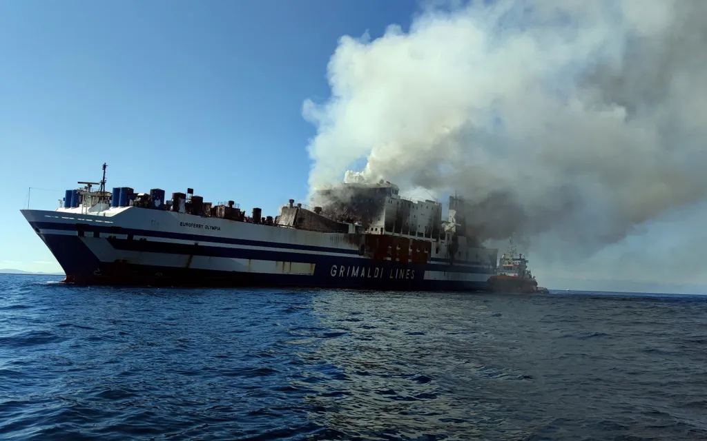 Euroferry Olympia, hajó, tenger, komp, utasok, tűz, tűzvész, kigyulladt, lángol, füst, utasszállító, Földközi tenger, korfu, görög 
