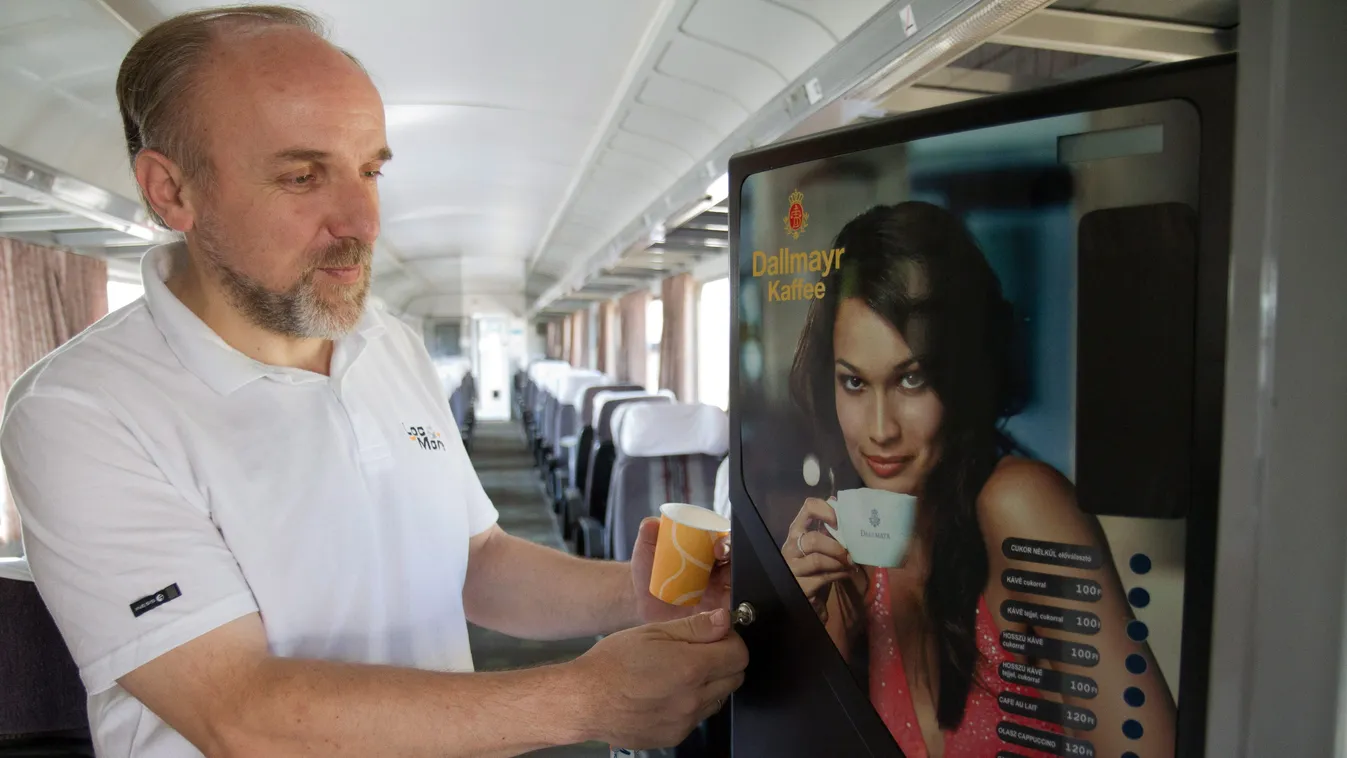 kávéautomata KÖZLEKEDÉSI munka közben  vasúti kocsi vonat 