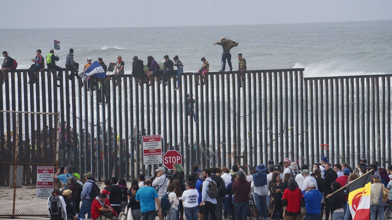 Central American migrants from a caravan that infuriated President Donald Trump plan to make a mass request for US asylum TOPSHOTS Horizontal MIGRANT IMMIGRATION BORDER RALLY DEMONSTRATION 