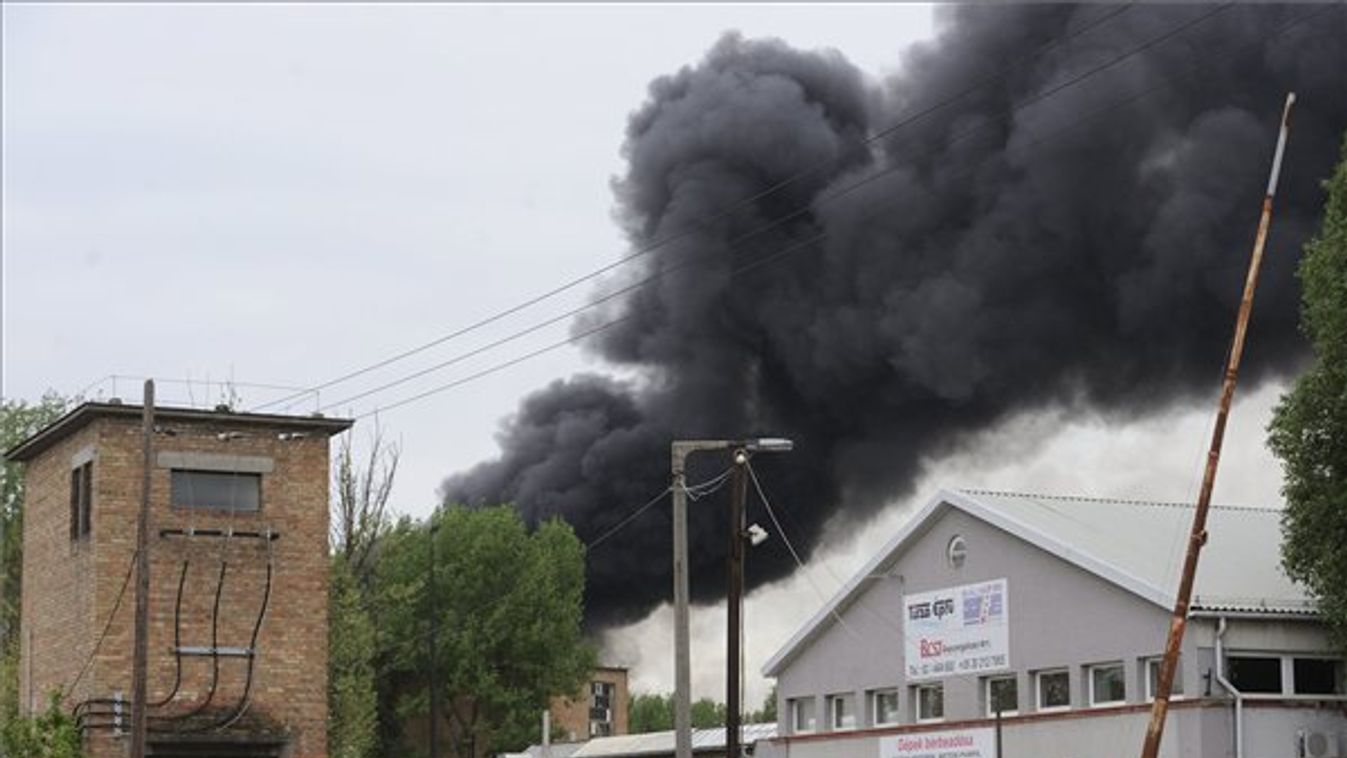Sűrű füst száll fül egy hulladékhasznosítással foglalkozó cég telephelyéről a szegedi DÉLÉP ipari parkban 