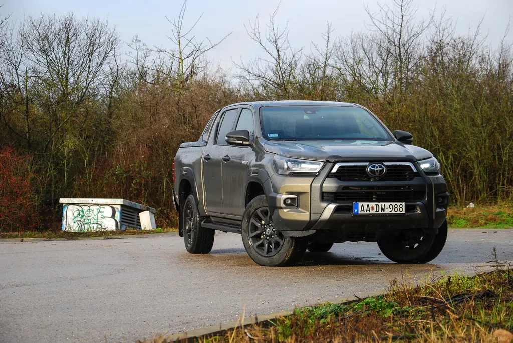 Toyota Hilux 2.8D-4D Invincible Sport teszt (2023) 