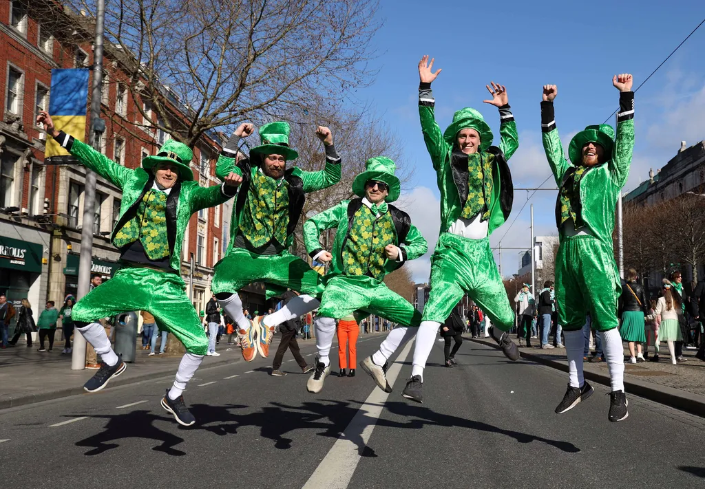 Szent Patrik napja, zöld,  évente tartott ünnep, Írország egyik védőszentje tiszteletére, írek nemzeti ünnepe, március 17, 2023. 03. 17. 