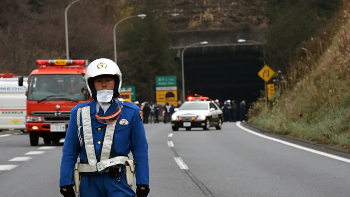 Alagút omlott az útra Japánban, helyszínelés