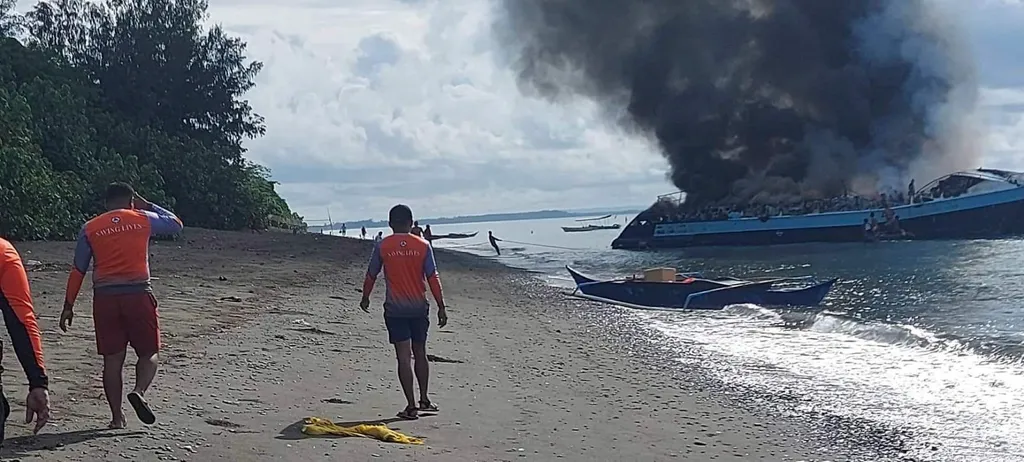 fülöp-szigetek, hajó, tűz, kigyulladt, lángol, láng, ég, komp, komphajó 