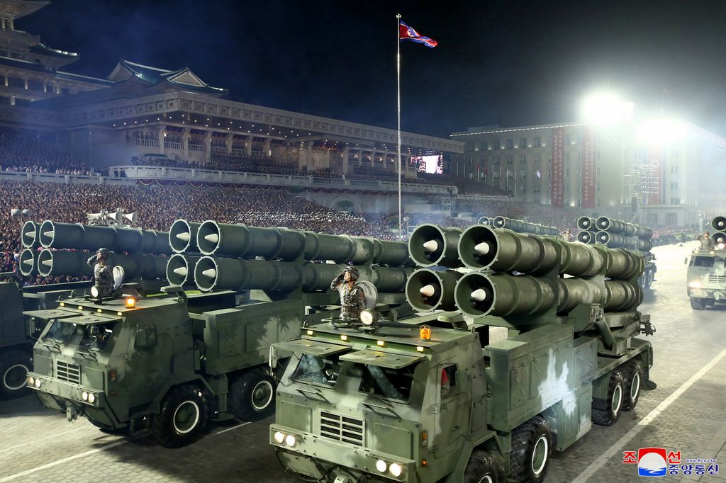 Észak Korea, Észak Korea 90. évforduló, katonaság, katonai felvonulás, hadsereg, katonaság, rakéták 