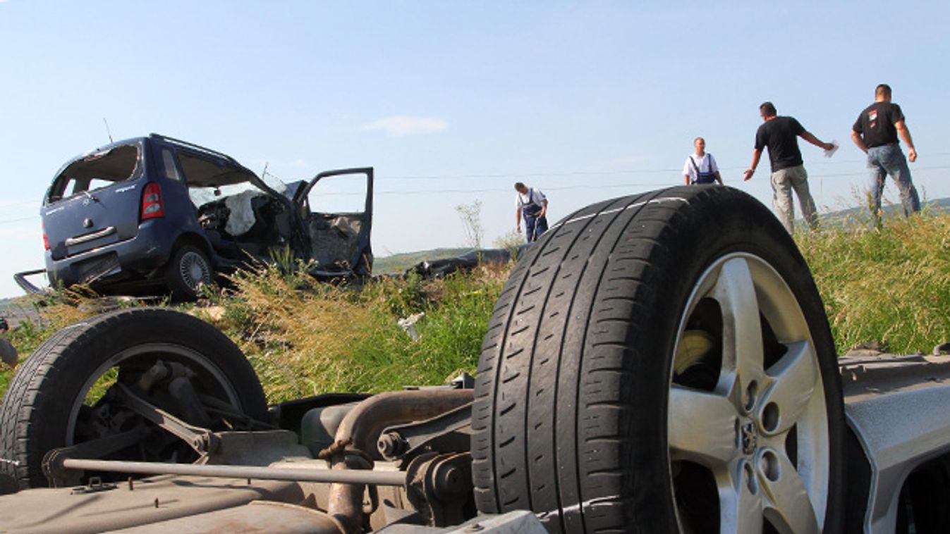 kgfb, gépjármű kötelező felelősség-biztosítás, baleset, helyszínelők dolgoznak egy baleset helyszínén  Borsod-Abaúj-Zemplén megyében 