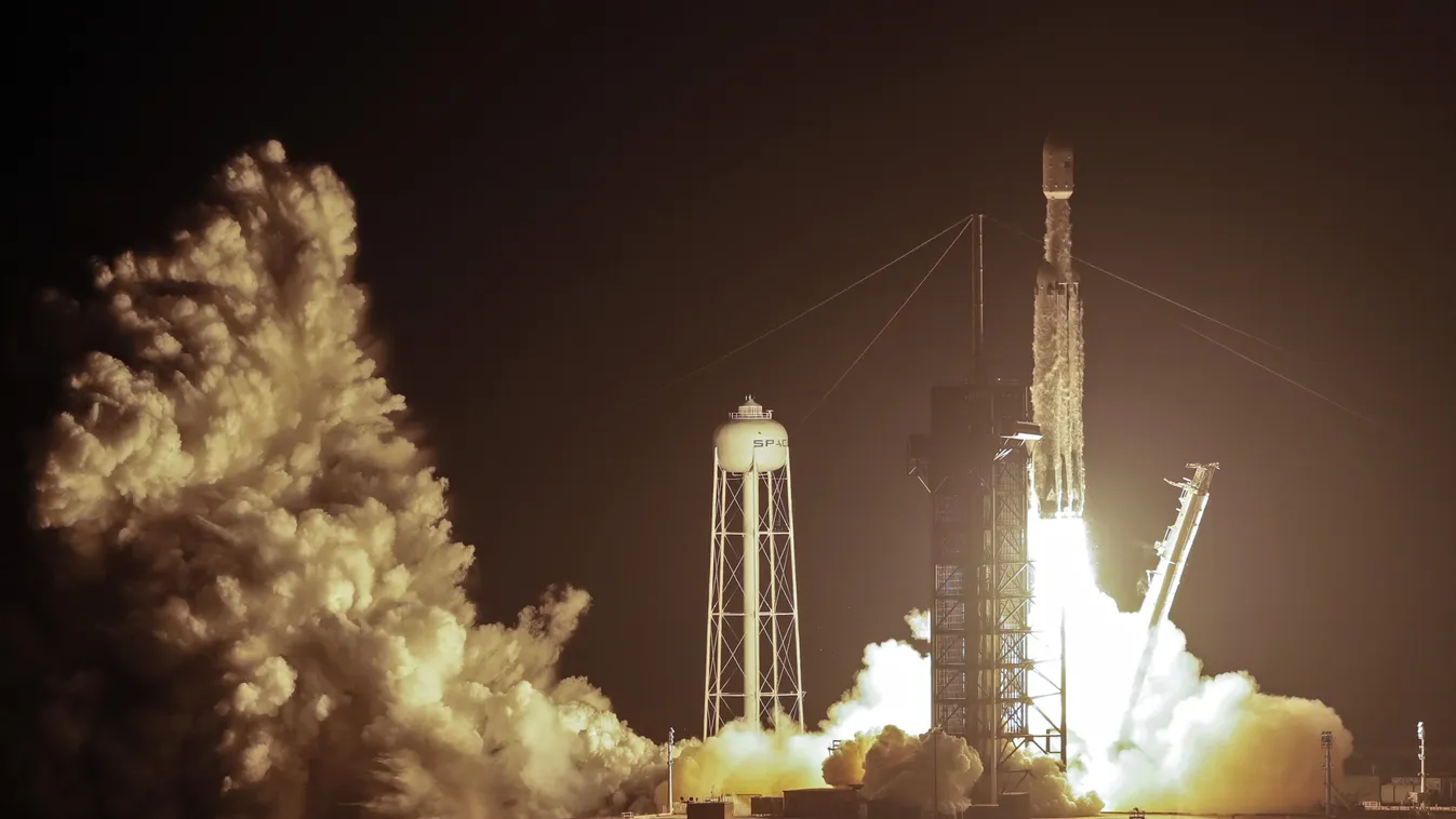 Cape Canaveral, 2019. június 25.
Felbocsátják a SpaceX amerikai űrkutatási magánvállalat Falcon 9-es hordozórakétáját a floridai Cape Canaveral-i űrközpontból 2019. június 25-én. A Falcon ezúttal 3,7 tonna hasznos terhet vitt az űrbe; 24 űreszközt, kísérl