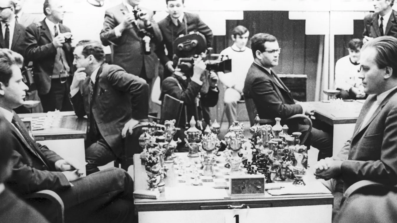 Grandmasters Boris Spassky and Bent Larsen table chess HORIZONTAL 