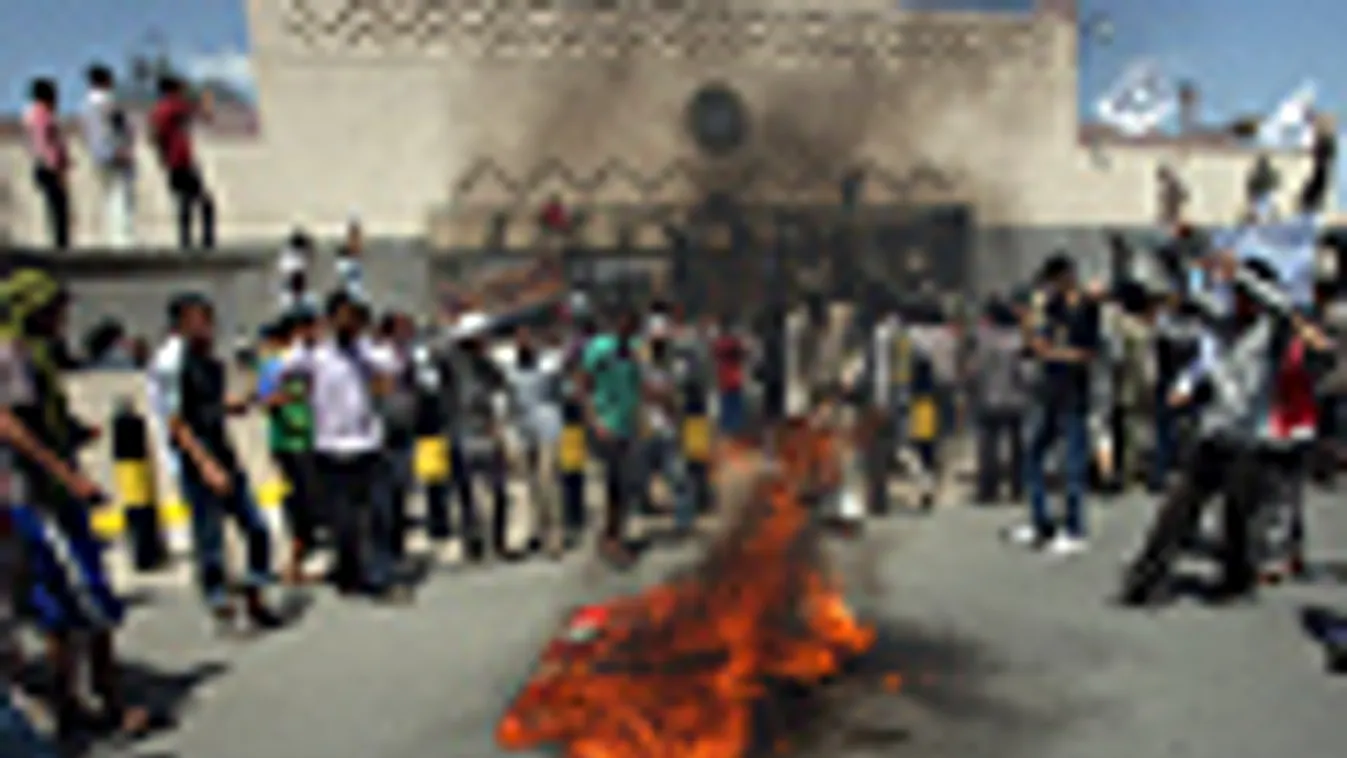 amerikaellenes tüntetés a jemeni amerikai követség előtt Szánában