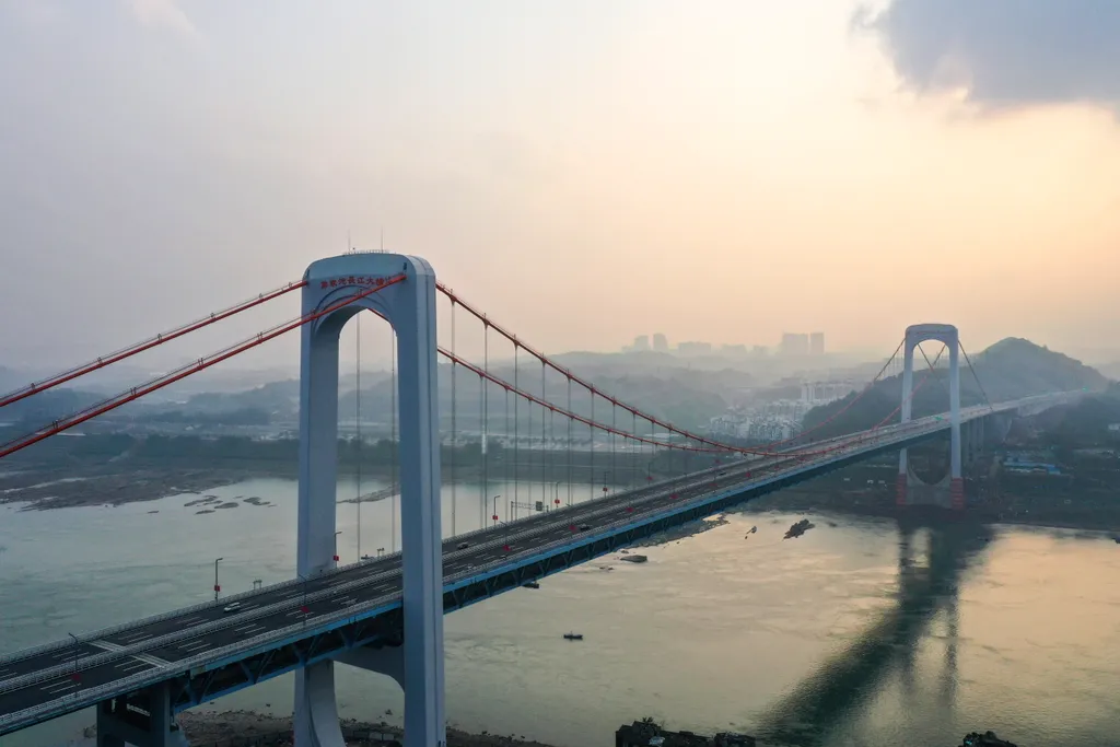 Különleges formájú híd húzódik a Jangce folyó fölött, Csungcsing, galéria, 2023 