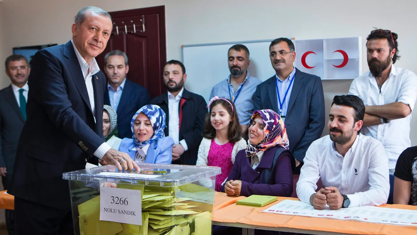 ERDOGAN, Recep Tayyip Isztambul, 2015. június 7.
Recep Tayyip Erdogan török elnök leadja szavazatát a törökországi parlamenti választásokon Isztambulban 2015. június 7-én. (MTI/EPA/Tolga Bozoglu) 