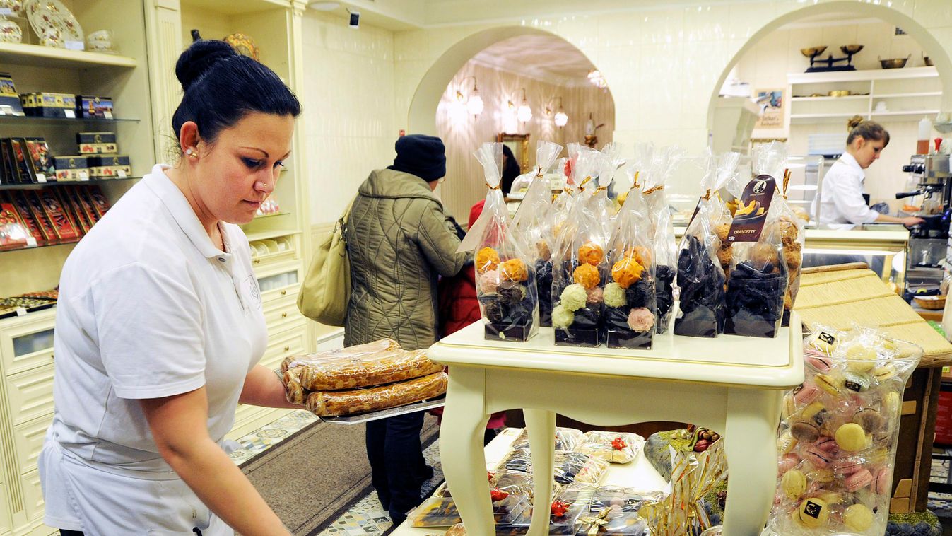 beigli cukrászda édesség eladónő ÉLELMISZER ÉPÜLET épület belső Foglalkozás FOTÓ FOTÓTÉMA marcipán sütemény SZEMÉLY TÁRGY vásárló vevő Szamos cukrászda 
