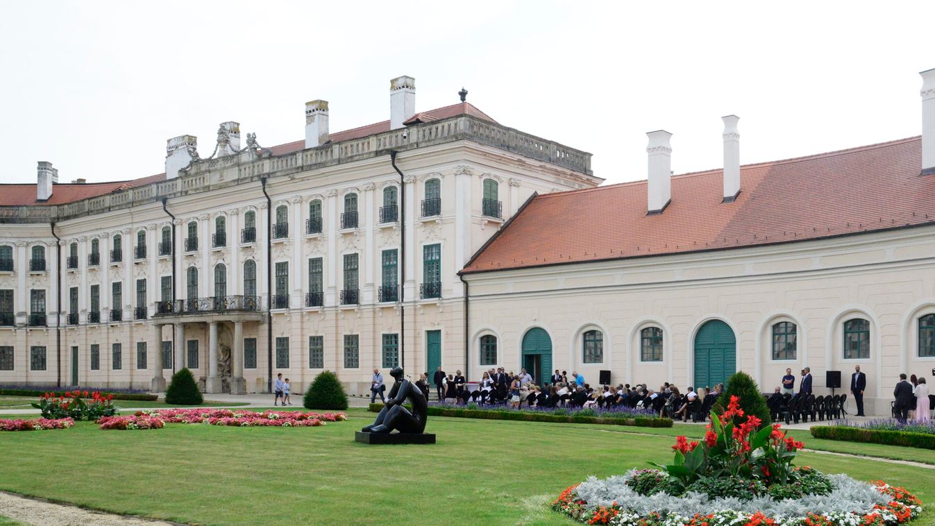 Átadták a fertődi Esterházy kastély 2 milliárd ft-ból felújított szárnyát 